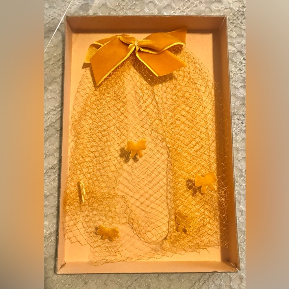 Vintage 1950s 1960s Marigold Yellow Glamour Veil Hat Netting Velvet Bows W/ BOX - Picture 3 of 6